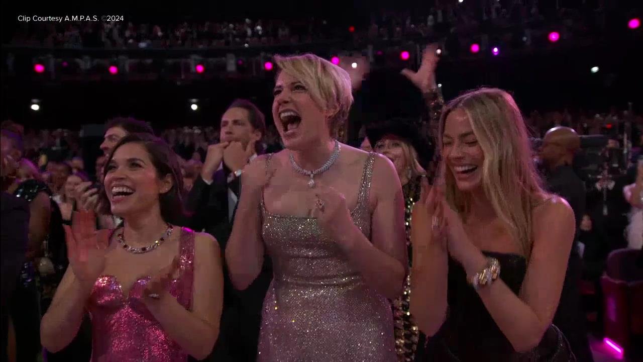 Margot Robbie cheering for Ryan Gosling