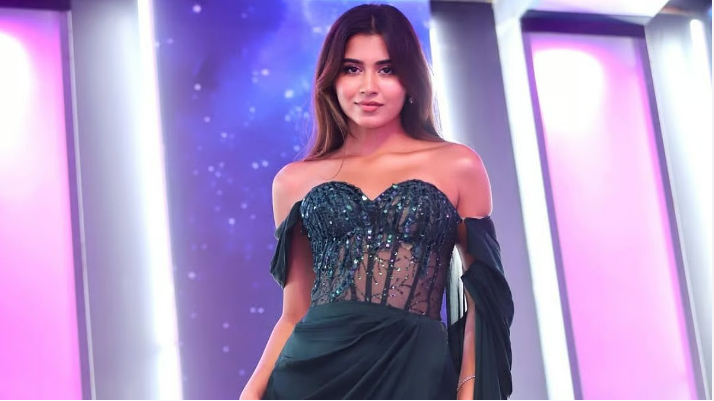 Explore Akanksha Choudhary's journey from IIM Ahmedabad to MTV Splitsvilla X6. Learn about her age, height, education, and Miss Universe India 2025 success.