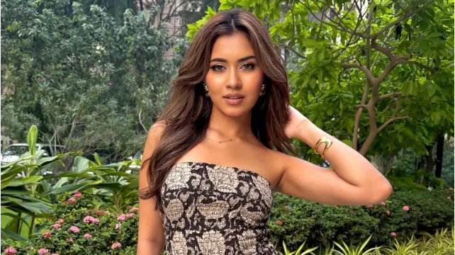 Explore Akanksha Choudhary's journey from IIM Ahmedabad to MTV Splitsvilla X6. Learn about her age, height, education, and Miss Universe India 2025 success.