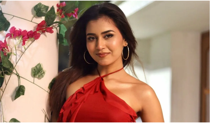 Explore Akanksha Choudhary's journey from IIM Ahmedabad to MTV Splitsvilla X6. Learn about her age, height, education, and Miss Universe India 2025 success.